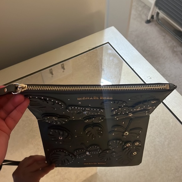 Michael kors army green wristlet with design and gold hardware - Picture 5 of 6